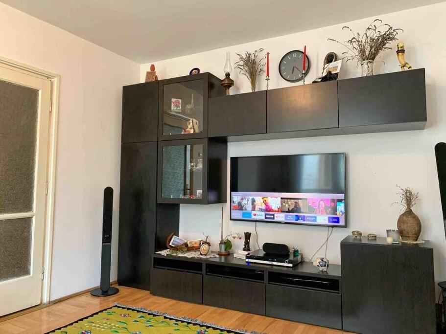 Central Apartment Muncii Area Netflix Bukares Bagian luar foto