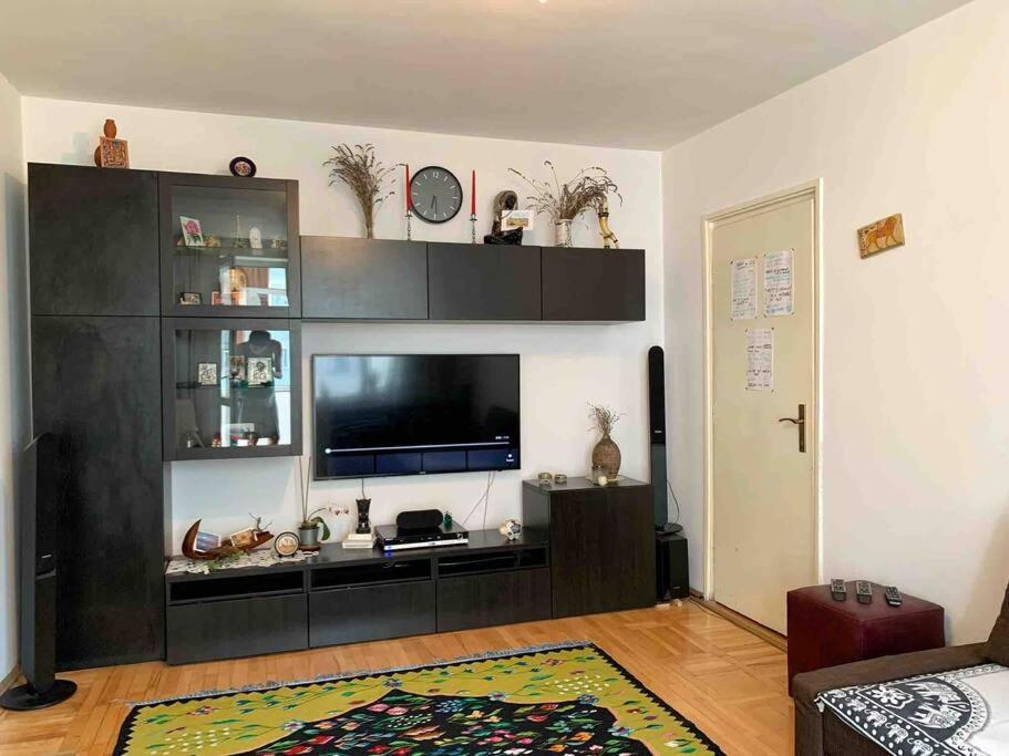 Central Apartment Muncii Area Netflix Bukares Bagian luar foto