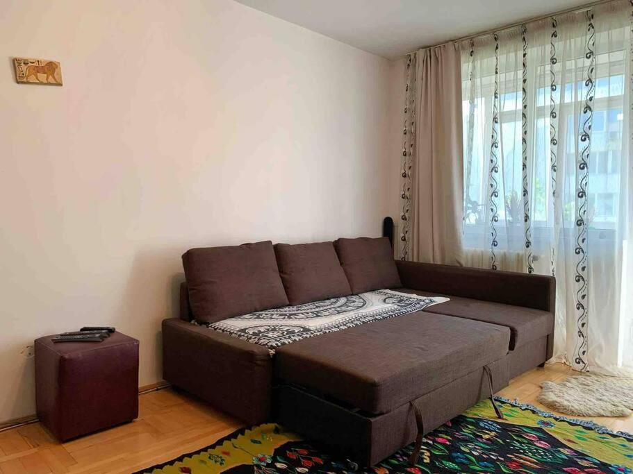 Central Apartment Muncii Area Netflix Bukares Bagian luar foto