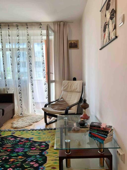 Central Apartment Muncii Area Netflix Bukares Bagian luar foto
