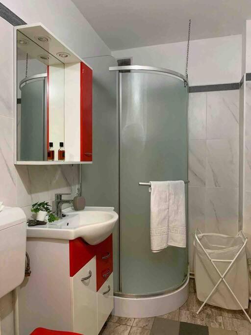Central Apartment Muncii Area Netflix Bukares Bagian luar foto