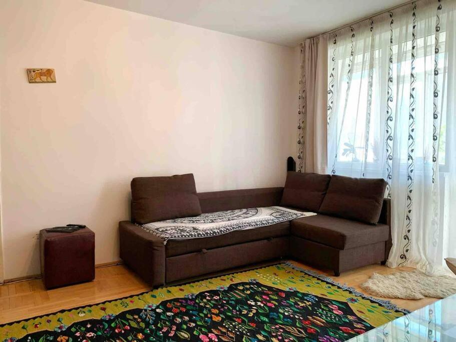 Central Apartment Muncii Area Netflix Bukares Bagian luar foto